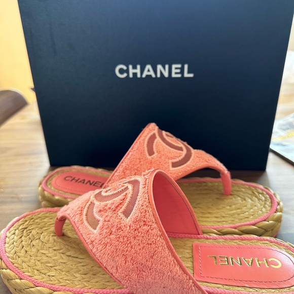 *BRAND NEW* CHANEL Pink CC Logo Thong Sandals Size 40 - Picture 3 of 8